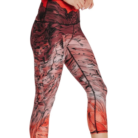 Yoga Democracy Red Rocks Capri Crop Legging Size Medium Like New - Picture 5 of 5